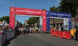 Bėgo ir su kostiumu, ir su vežimėliu