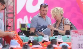 Bėgo ir su kostiumu, ir su vežimėliu