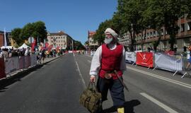 Bėgo ir su kostiumu, ir su vežimėliu