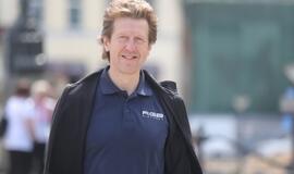 Bėgo ir su kostiumu, ir su vežimėliu