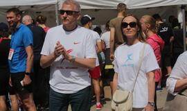 Bėgo ir su kostiumu, ir su vežimėliu