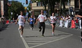 Bėgo ir su kostiumu, ir su vežimėliu