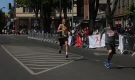 Bėgo ir su kostiumu, ir su vežimėliu