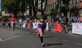 Bėgo ir su kostiumu, ir su vežimėliu