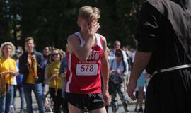 Bėgo ir su kostiumu, ir su vežimėliu