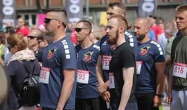 Bėgo ir su kostiumu, ir su vežimėliu