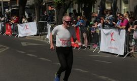 Bėgo ir su kostiumu, ir su vežimėliu