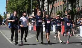 Bėgo ir su kostiumu, ir su vežimėliu