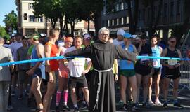 Bėgo ir su kostiumu, ir su vežimėliu