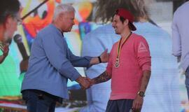 Bėgo ir su kostiumu, ir su vežimėliu