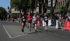 Bėgo ir su kostiumu, ir su vežimėliu