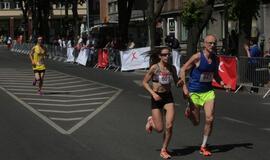 Bėgo ir su kostiumu, ir su vežimėliu