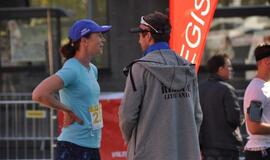 Bėgo ir su kostiumu, ir su vežimėliu