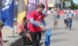 Bėgo ir su kostiumu, ir su vežimėliu