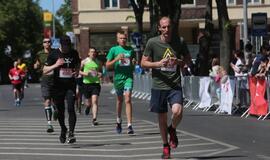 Bėgo ir su kostiumu, ir su vežimėliu