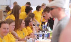 Bėgo ir su kostiumu, ir su vežimėliu