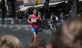 Bėgo ir su kostiumu, ir su vežimėliu