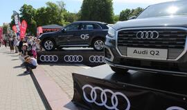 Bėgo ir su kostiumu, ir su vežimėliu