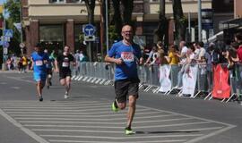 Bėgo ir su kostiumu, ir su vežimėliu