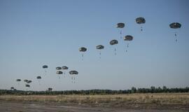 Po pusės paros skrydžio iš JAV, 82-osios oro desanto divizijos kariai Lietuvoje nusileido parašiutais