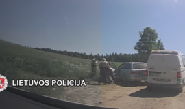 Sprukdamas BMW vairuotojas kliudė policininką