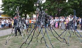 Miesto centre ganosi mechaninės būtybės