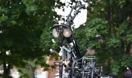 Miesto centre ganosi mechaninės būtybės