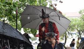 Miesto centre ganosi mechaninės būtybės