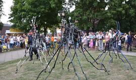 Miesto centre ganosi mechaninės būtybės