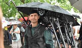 Miesto centre ganosi mechaninės būtybės