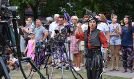 Miesto centre ganosi mechaninės būtybės