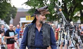 Miesto centre ganosi mechaninės būtybės