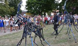 Miesto centre ganosi mechaninės būtybės