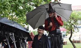 Miesto centre ganosi mechaninės būtybės