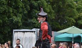 Miesto centre ganosi mechaninės būtybės