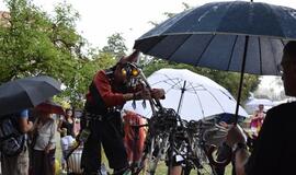 Miesto centre ganosi mechaninės būtybės