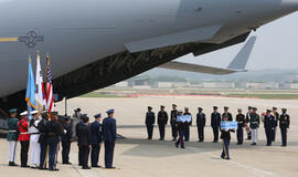 Šiaurės Korėja perdavė Jungtinėms Valstijoms per Korėjos karą žuvusių Amerikos kariškių palaikus