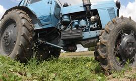 Tveruose jaunuoliai bandė pavogti traktorių