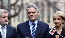 Australija: trys ministrai atsistatydino ir pareikalavo, kad premjeras trauktųsi