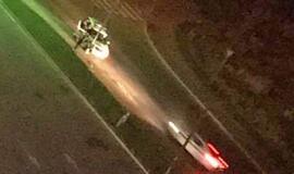 Policijos automobilis rėžėsi į stulpą