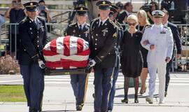 Prasidėjo atsisveikinimas su mirusiu senatoriumi J. McCainu