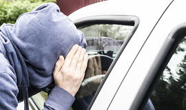 Prie nudistų pliažo įsilaužta į automobilius