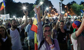 Rumunijoje trečią vakarą tęsėsi antikorupciniai protestai