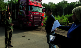 Dėl gadinamo asfalto kretingiškiai stojo prieš miško verslininkus