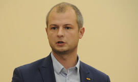 „Smegenimis - Vakaruose, veidu - į Rytus“