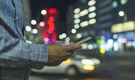 8 iš 10 žmonių eidami gatve naudojasi telefonais