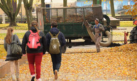 Moksleivių kuprinėse - ir staltiesė, ir žaislai