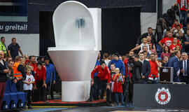 Per „Ryto” ir „Žalgirio” rungtynes greta aikštelės atvažiavo didžiulis unitazas