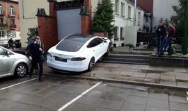 „Tesla“ rėžėsi į mūro sieną