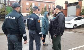 „Tesla“ rėžėsi į mūro sieną